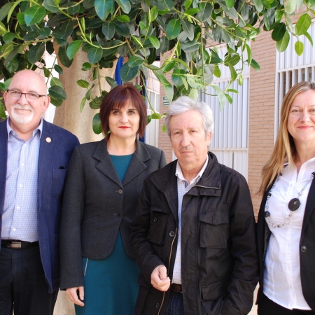 Javier García, decano de la Facultad de Humanidades de la Universidad de Almería, con su equipo. Foto de Miguel Blanco